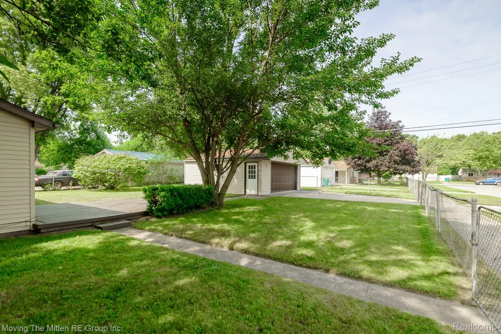 15538 Woodmont Street Romulus City, MI 48174