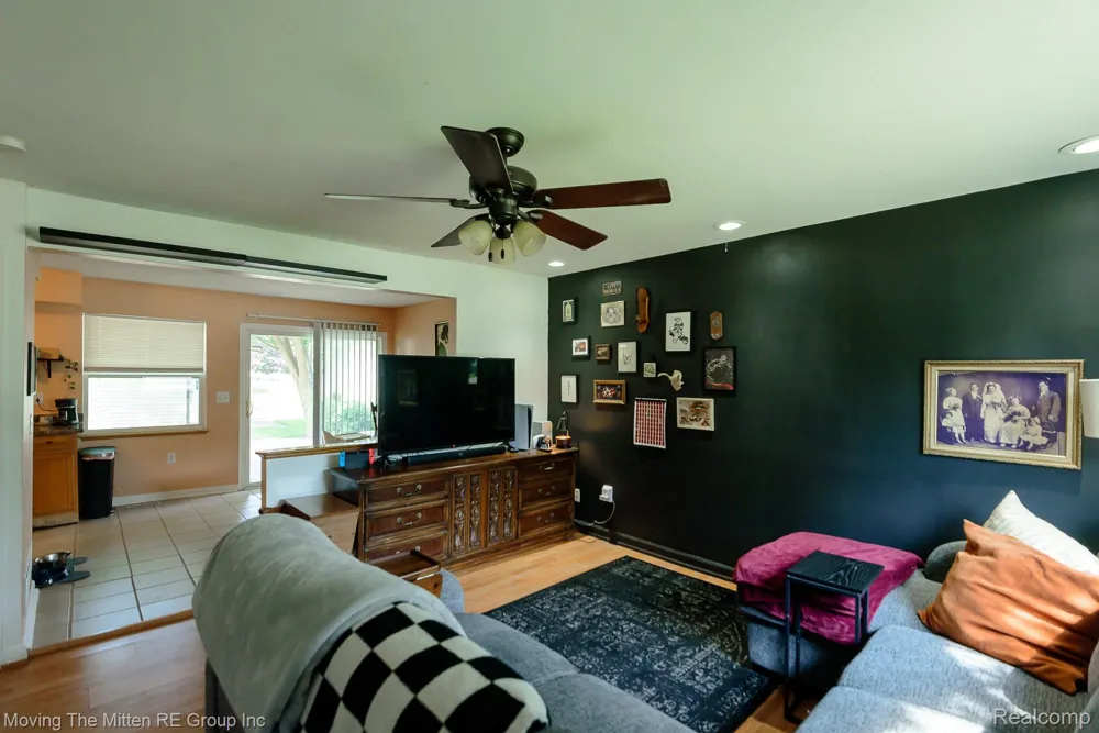 15538 Woodmont Street Romulus City, MI 48174