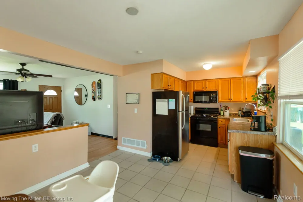 15538 Woodmont Street Romulus City, MI 48174