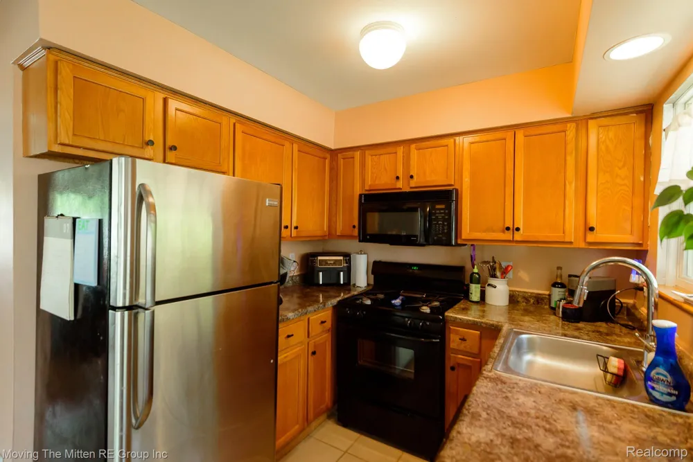 15538 Woodmont Street Romulus City, MI 48174