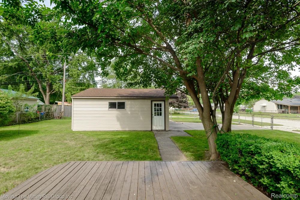 15538 Woodmont Street Romulus City, MI 48174