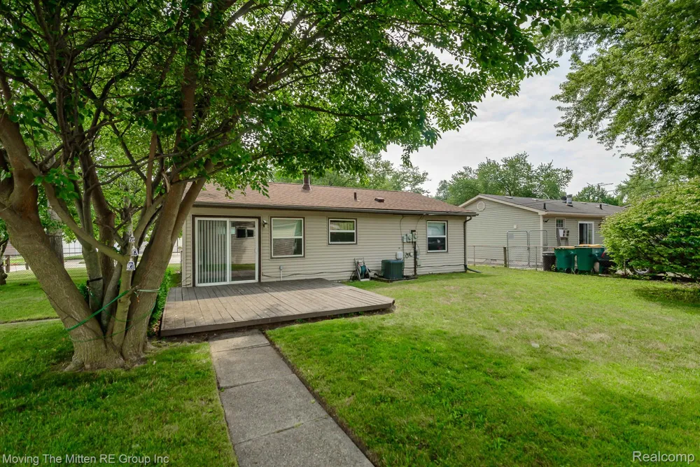 15538 Woodmont Street Romulus City, MI 48174