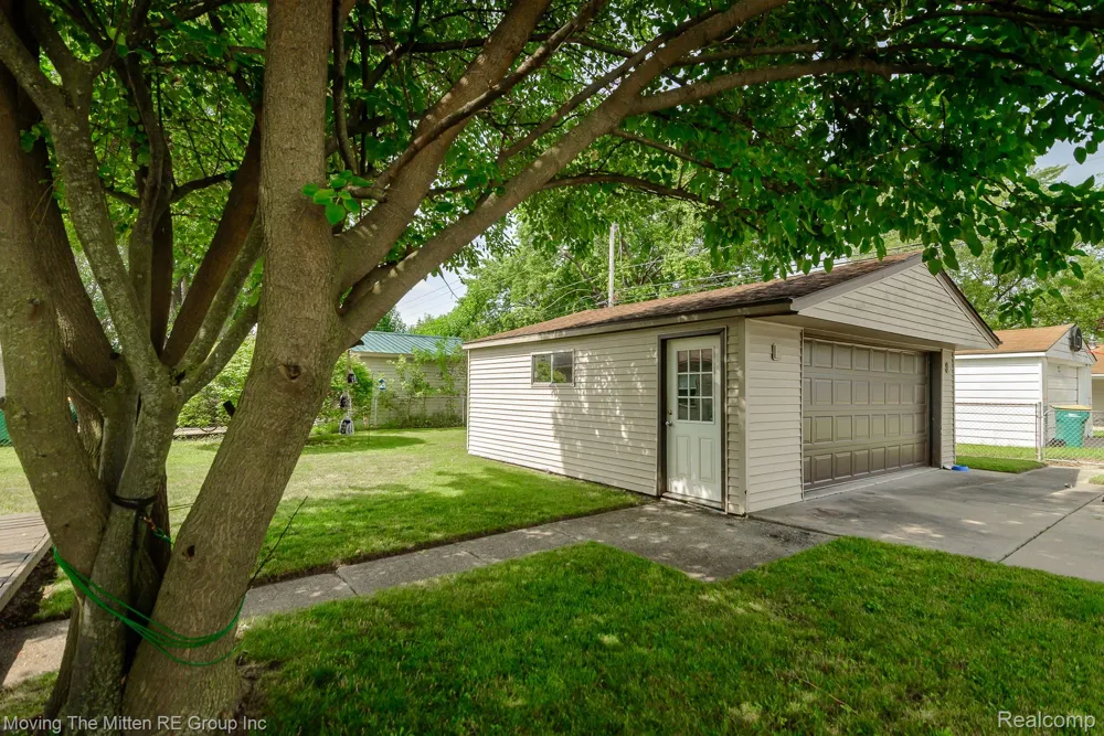 15538 Woodmont Street Romulus City, MI 48174