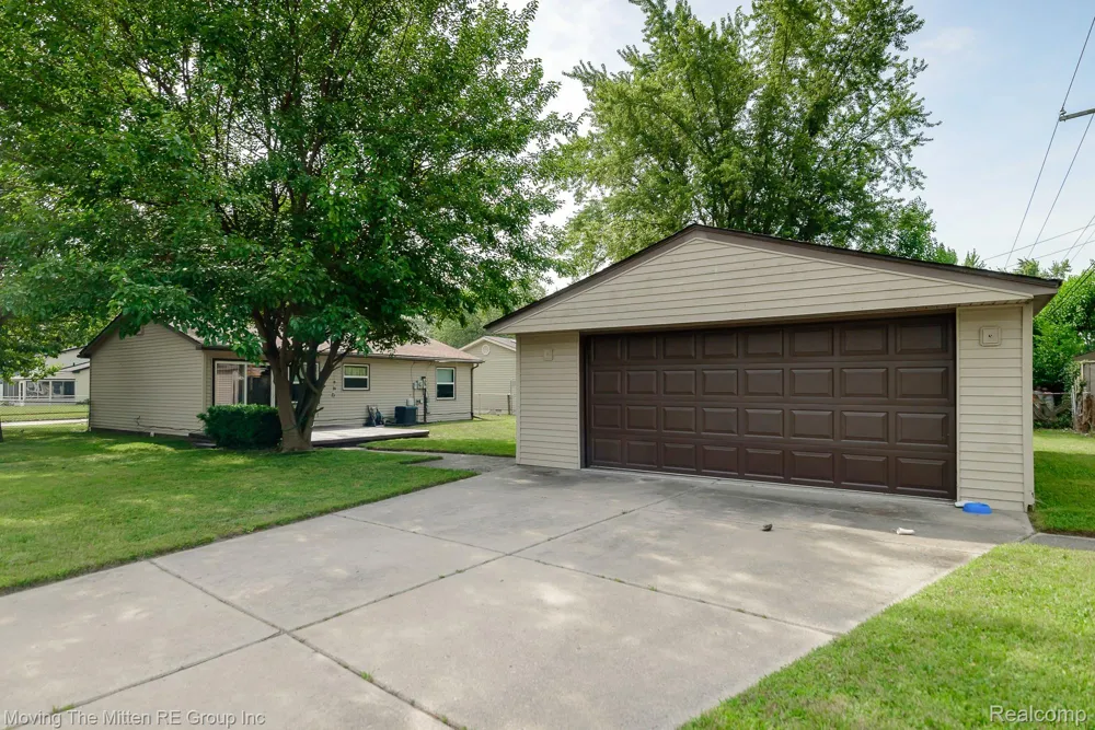 15538 Woodmont Street Romulus City, MI 48174