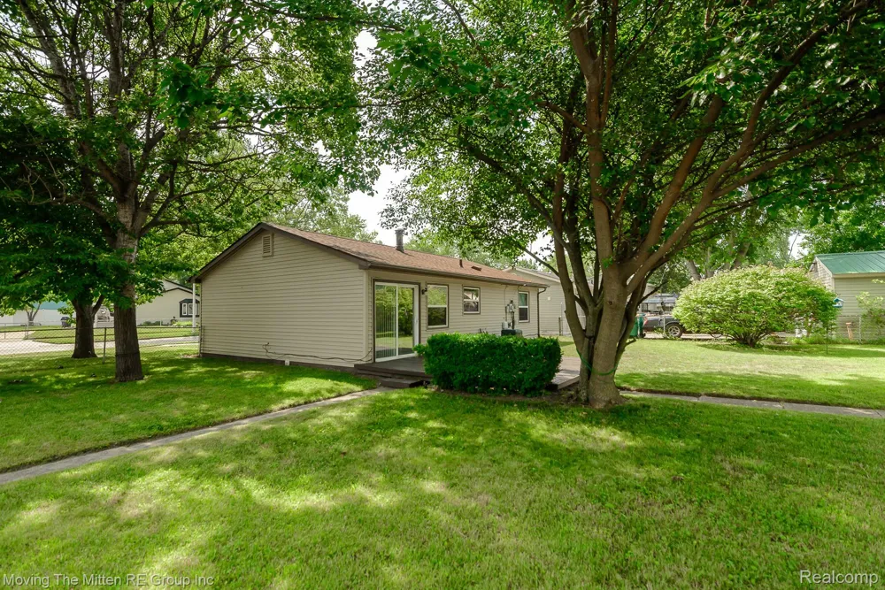 15538 Woodmont Street Romulus City, MI 48174