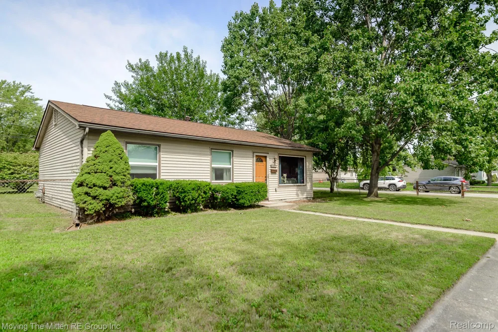 15538 Woodmont Street Romulus City, MI 48174