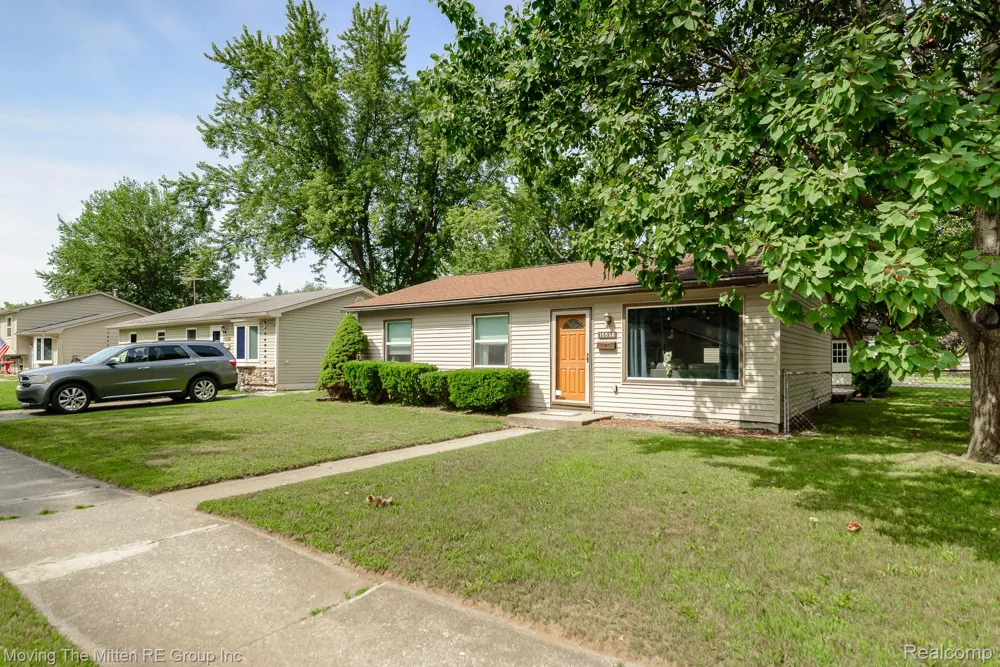 15538 Woodmont Street Romulus City, MI 48174