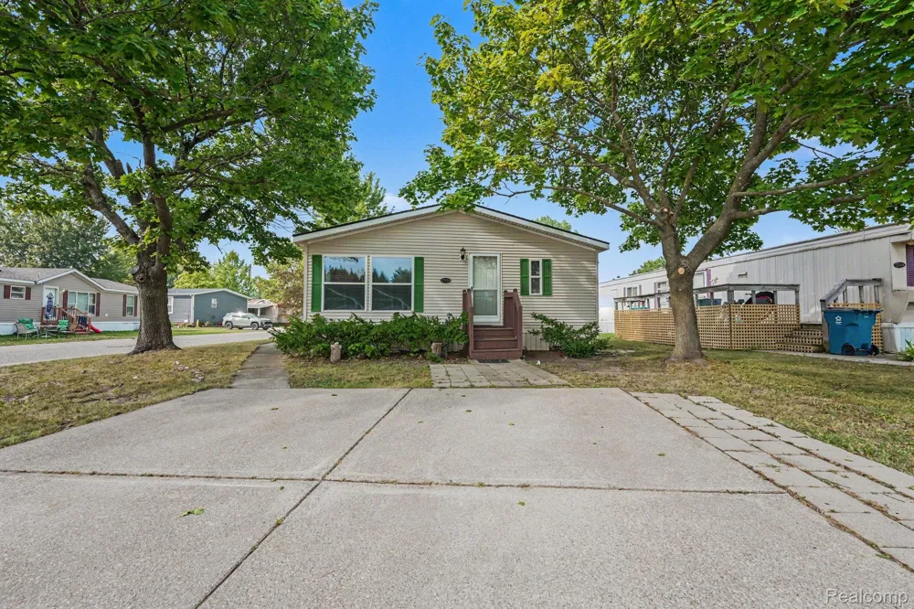 17128 Detroiter Ave Springfield Charter Township, MI 48350