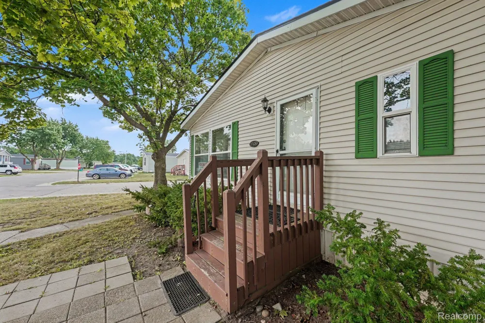 17128 Detroiter Ave Springfield Charter Township, MI 48350