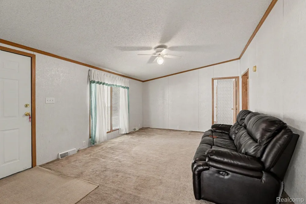17128 Detroiter Ave Springfield Charter Township, MI 48350