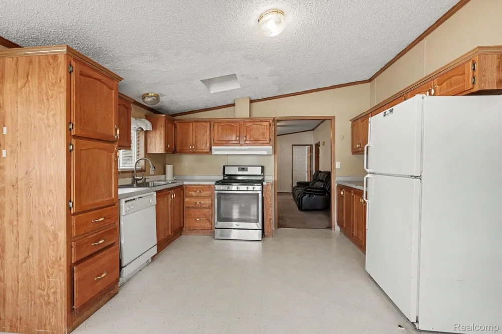 17128 Detroiter Ave Springfield Charter Township, MI 48350