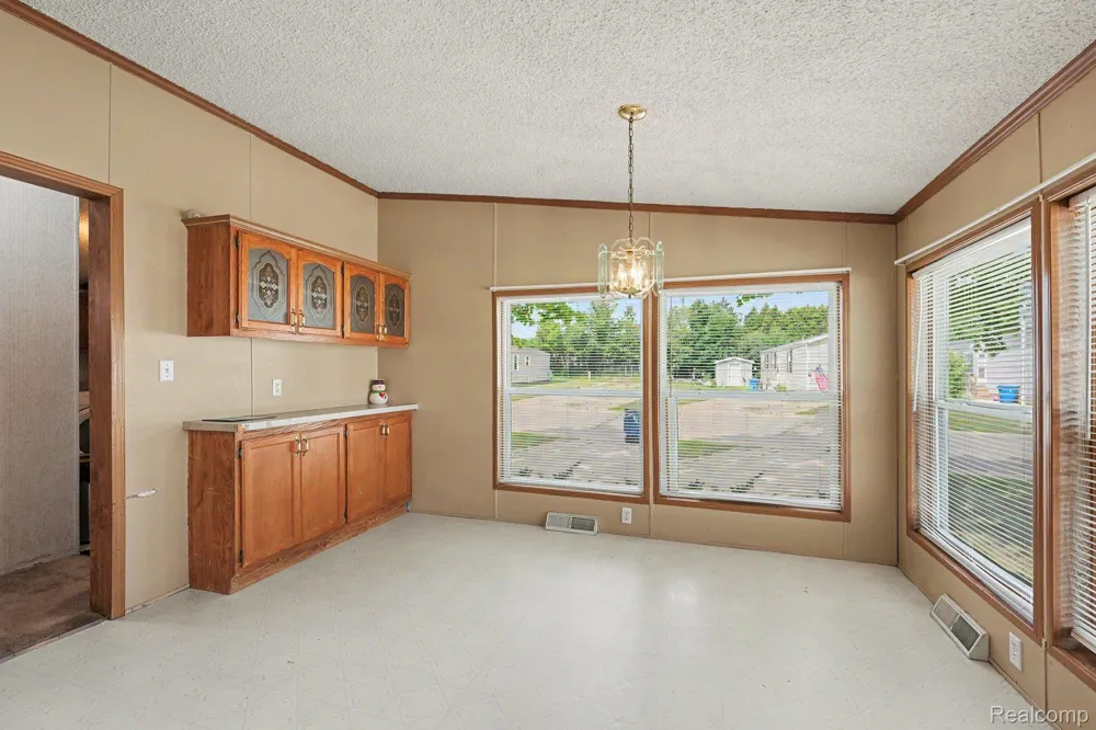 17128 Detroiter Ave Springfield Charter Township, MI 48350
