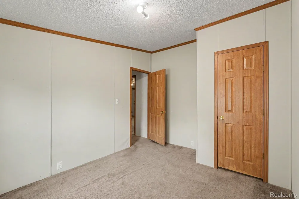 17128 Detroiter Ave Springfield Charter Township, MI 48350