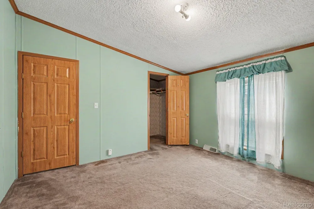 17128 Detroiter Ave Springfield Charter Township, MI 48350