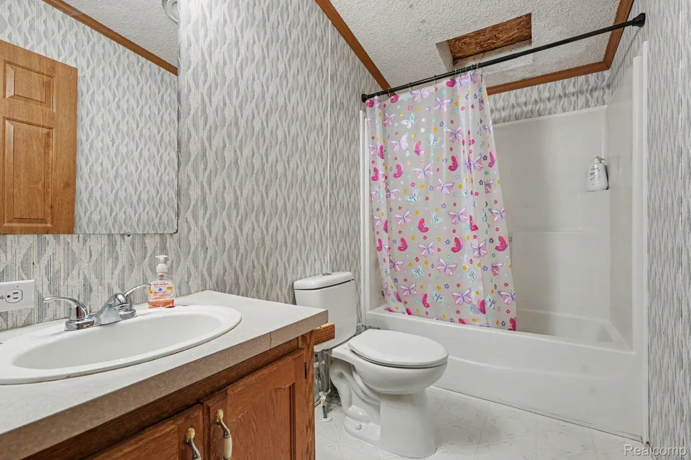 17128 Detroiter Ave Springfield Charter Township, MI 48350