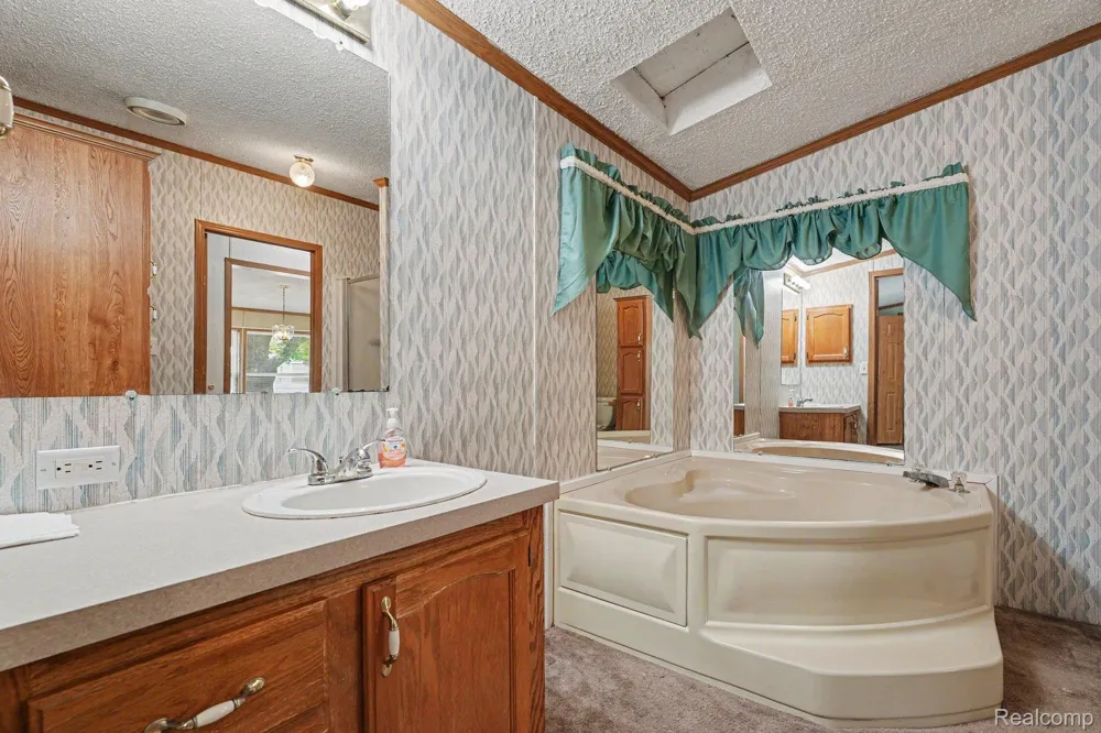 17128 Detroiter Ave Springfield Charter Township, MI 48350