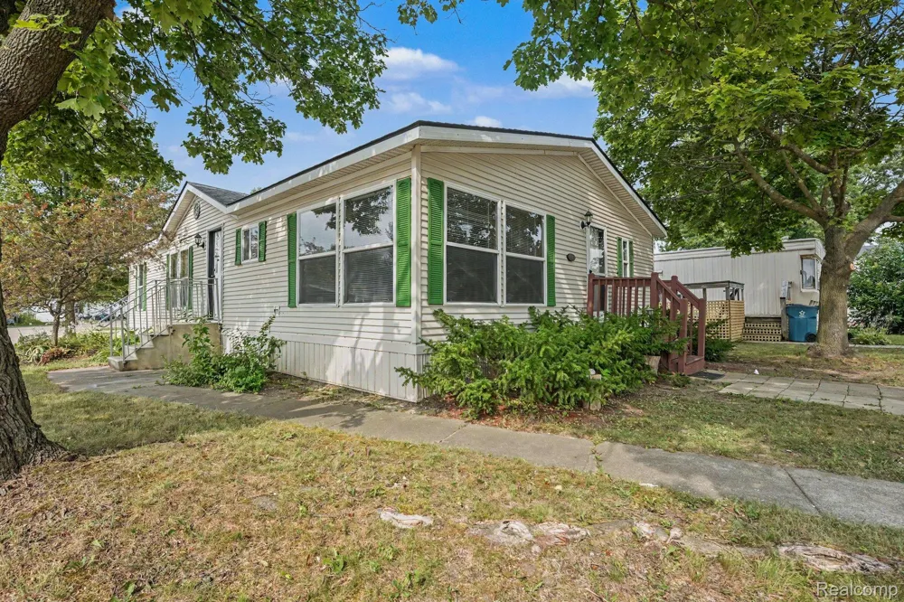 17128 Detroiter Ave Springfield Charter Township, MI 48350