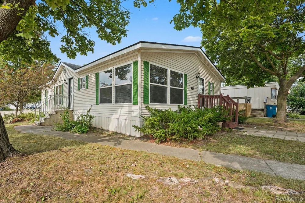 17128 Detroiter Ave Springfield Charter Township, MI 48350
