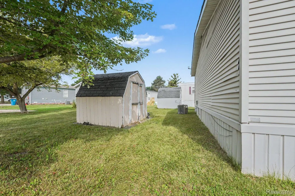 17128 Detroiter Ave Springfield Charter Township, MI 48350