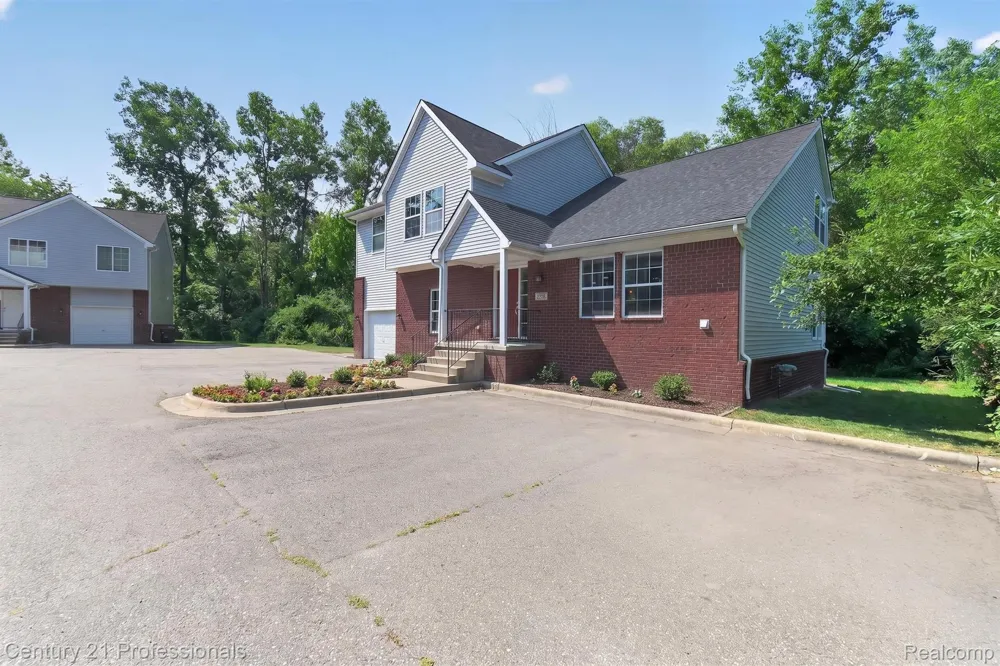 2042 Decker Road Walled Lake City, MI 48390