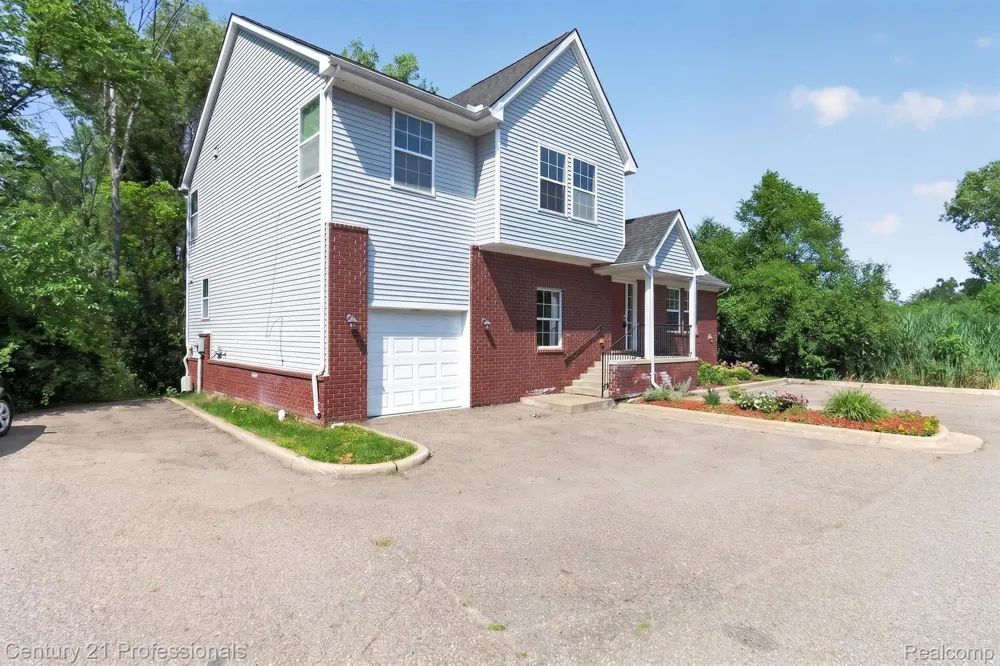 2042 Decker Road Walled Lake City, MI 48390