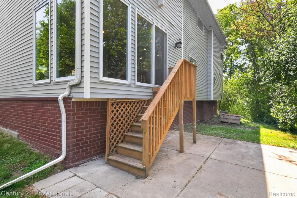 2042 Decker Road Walled Lake City, MI 48390