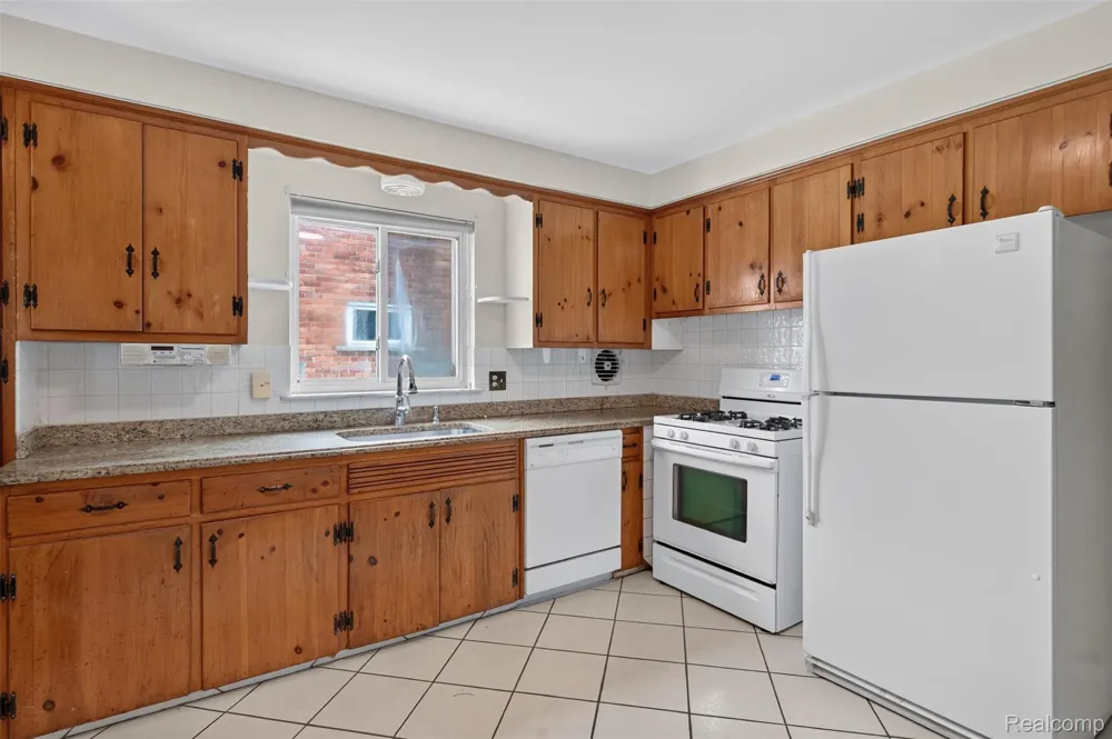 29391 Mark Avenue Madison Heights City, MI 48071