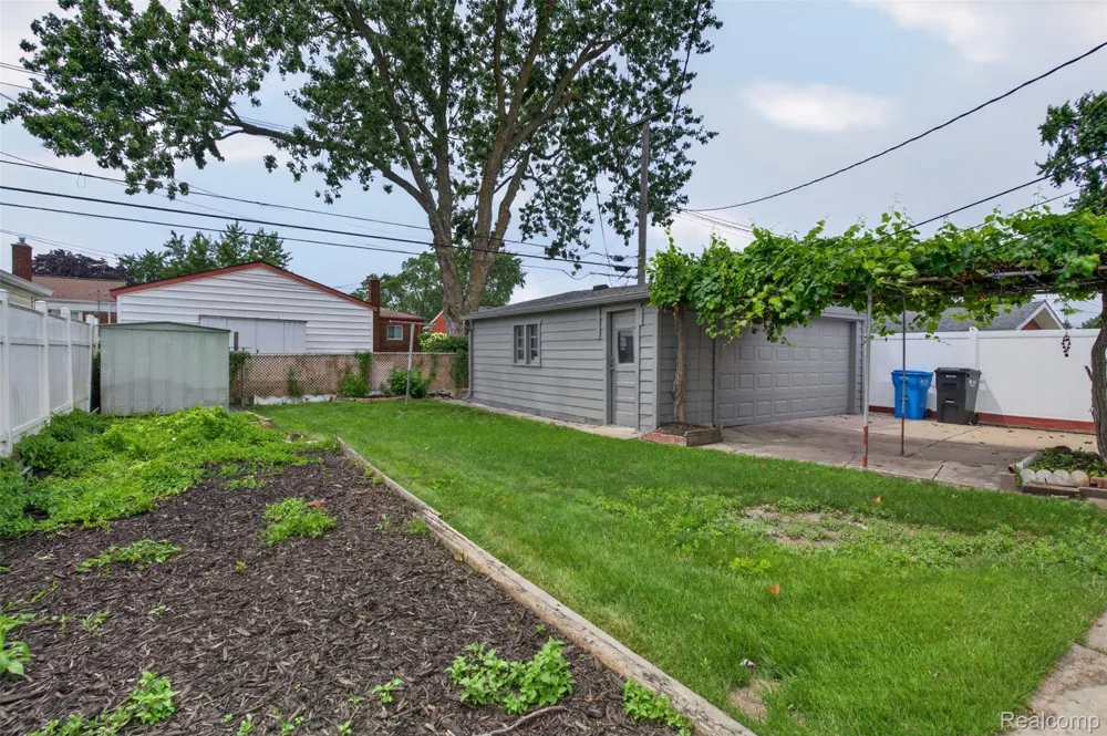 29391 Mark Avenue Madison Heights City, MI 48071