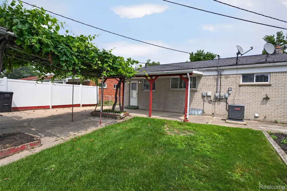 29391 Mark Avenue Madison Heights City, MI 48071