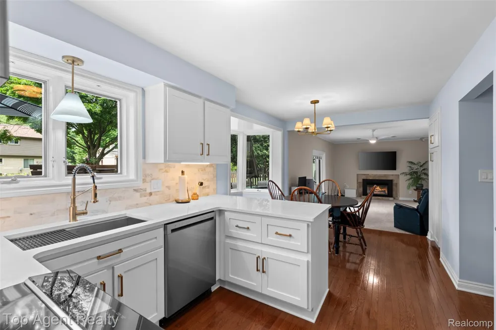 5963 Cliffside Drive Troy City, MI 48085