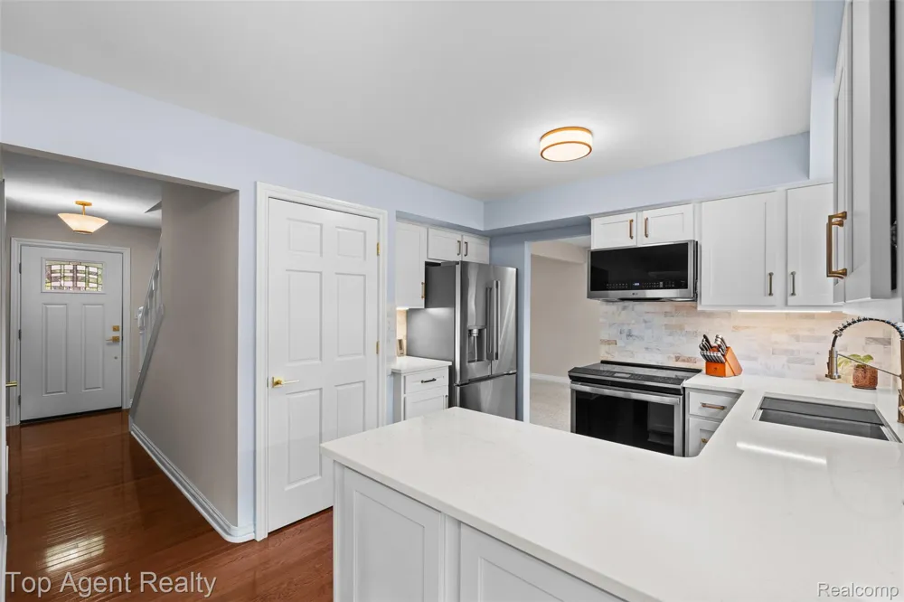 5963 Cliffside Drive Troy City, MI 48085