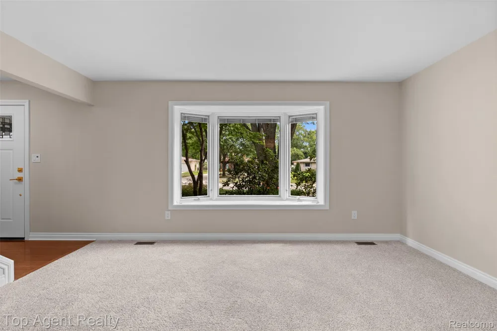 5963 Cliffside Drive Troy City, MI 48085