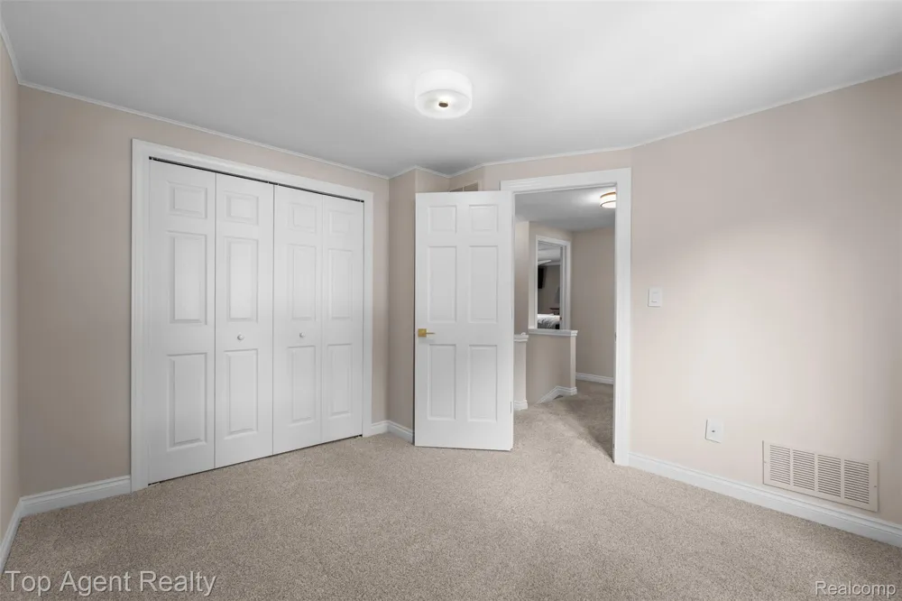 5963 Cliffside Drive Troy City, MI 48085