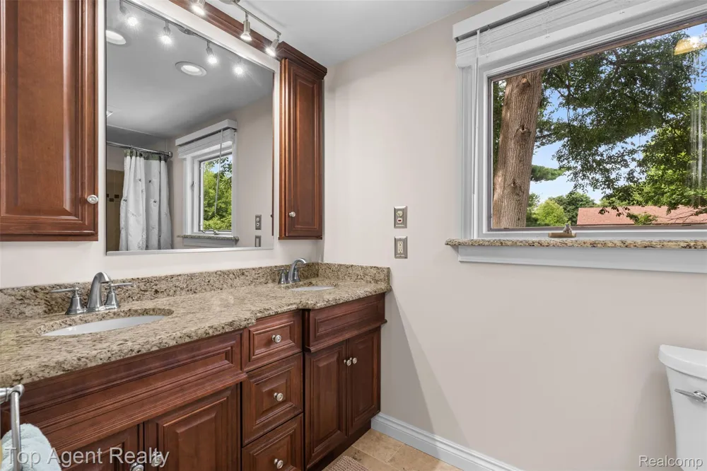 5963 Cliffside Drive Troy City, MI 48085