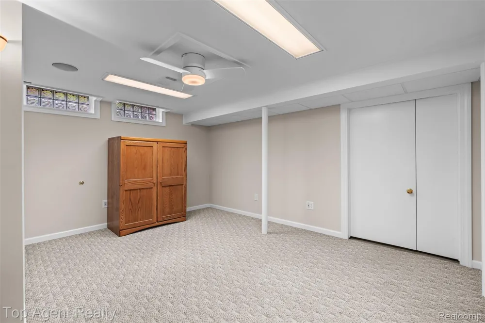 5963 Cliffside Drive Troy City, MI 48085