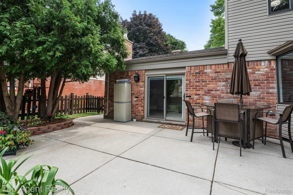 5963 Cliffside Drive Troy City, MI 48085
