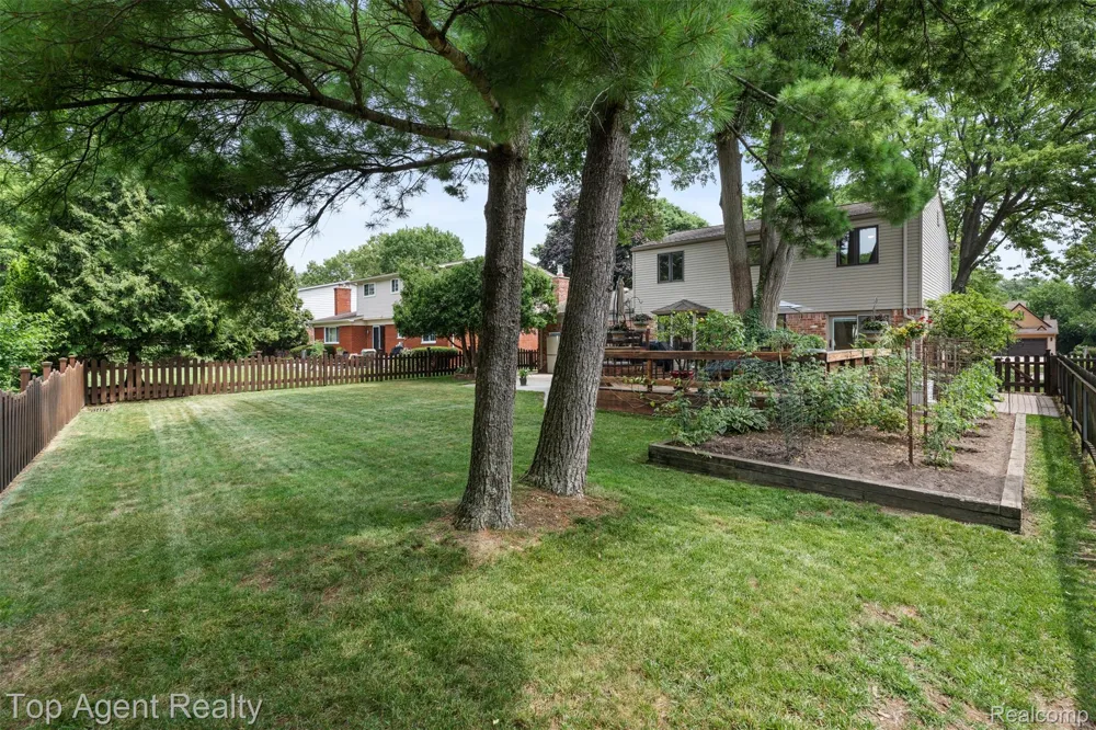5963 Cliffside Drive Troy City, MI 48085