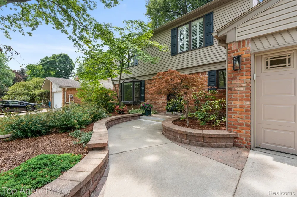 5963 Cliffside Drive Troy City, MI 48085