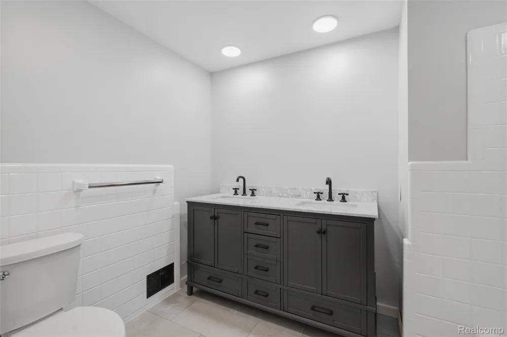 3454 Paddington Drive Troy City, MI 48084