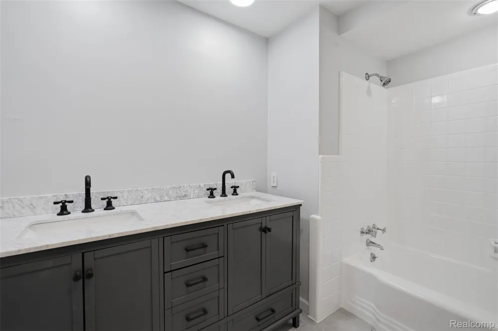 3454 Paddington Drive Troy City, MI 48084