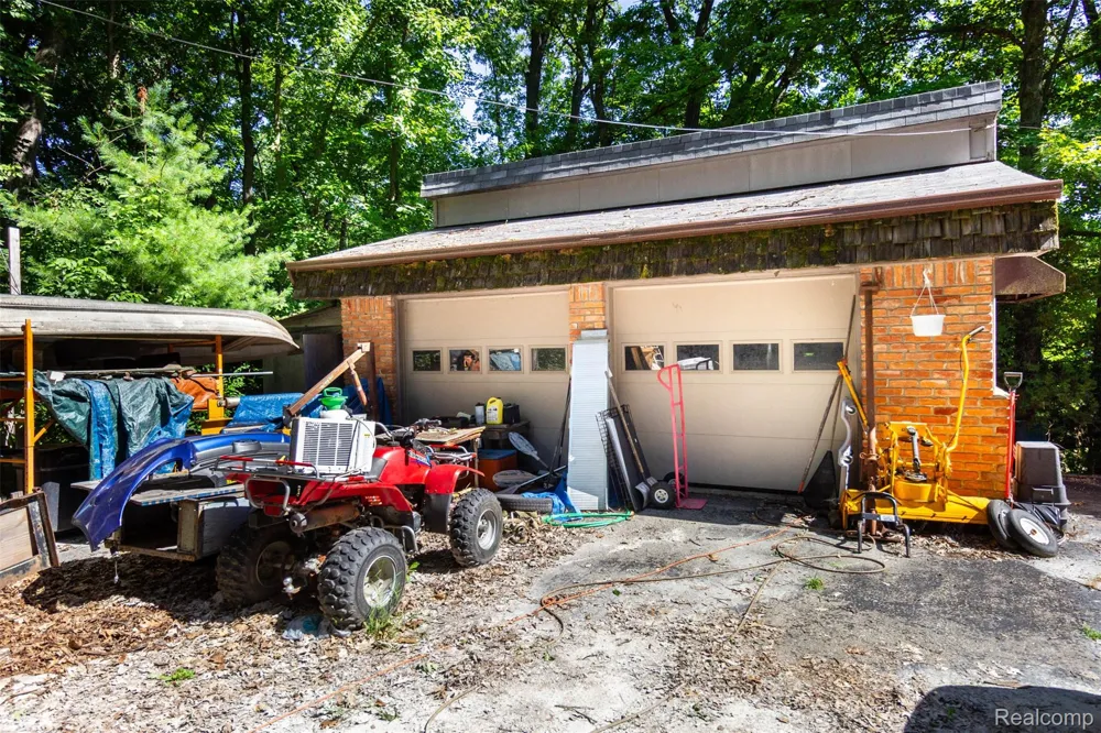 9405 SPICER ROAD Green Oak Township, MI 48116