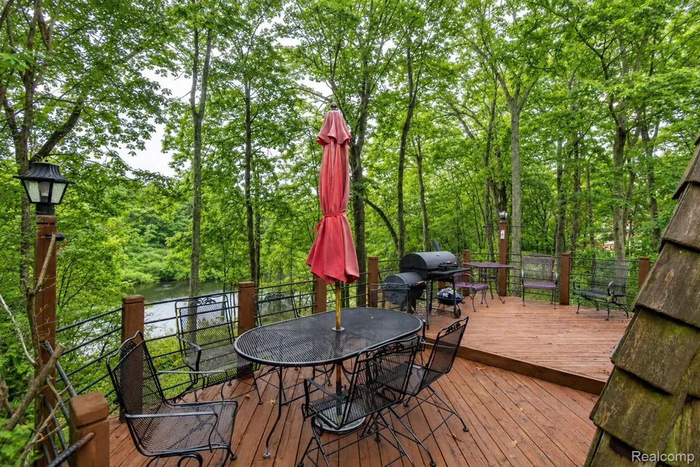 9405 SPICER ROAD Green Oak Township, MI 48116