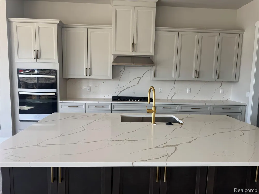 2417 Provencal Drive Commerce Charter Township, MI 48382