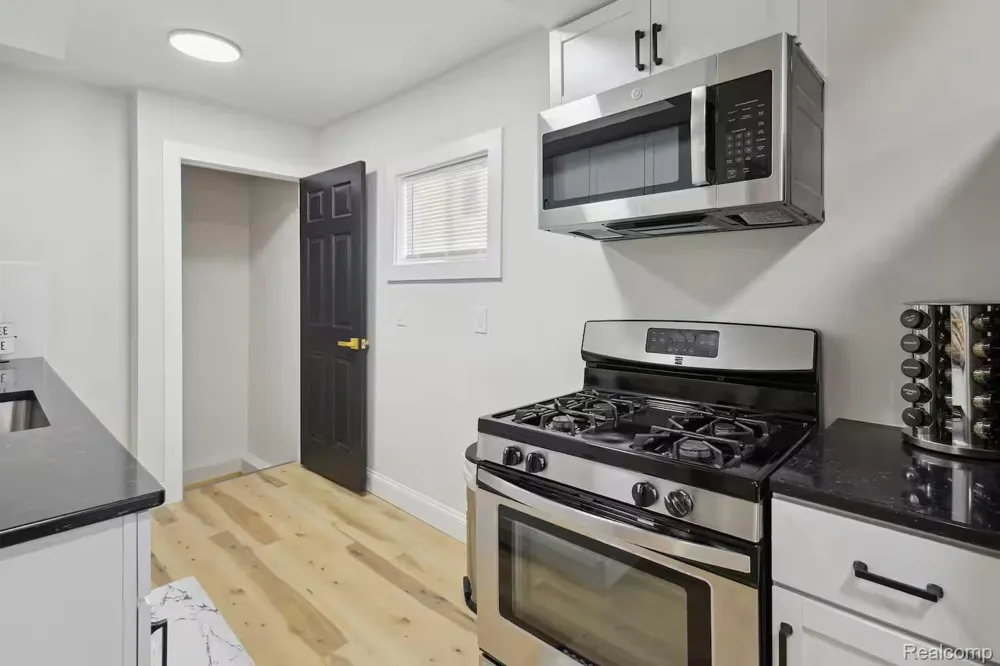 1212 Parkview Street Lansing City, MI 48912