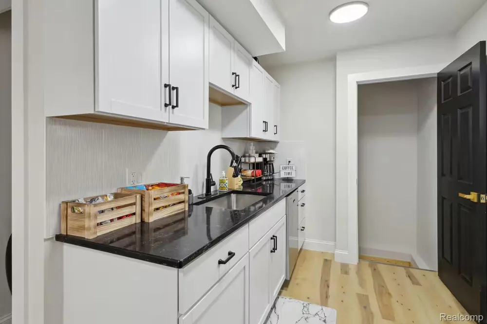 1212 Parkview Street Lansing City, MI 48912