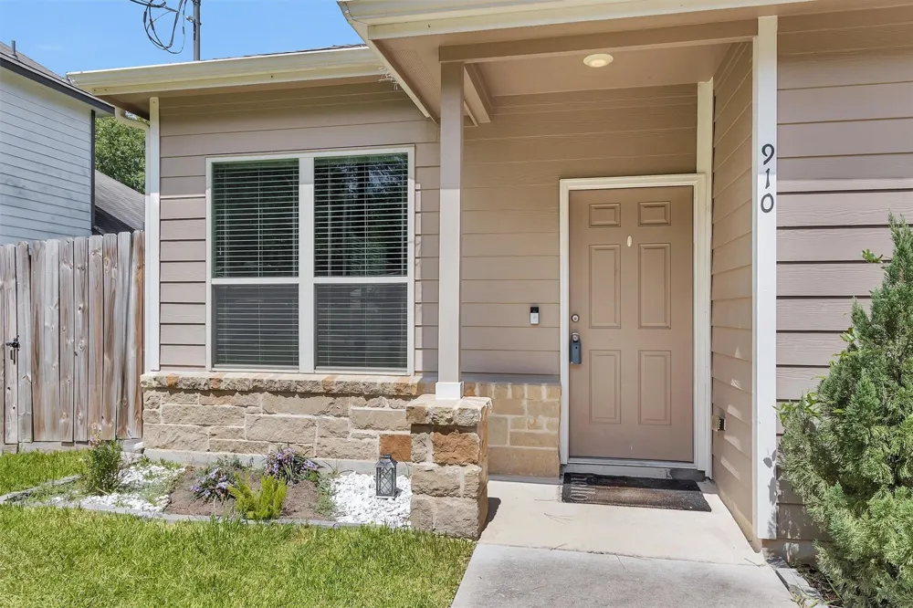 910 Cherokee Drive Montgomery, TX 77316
