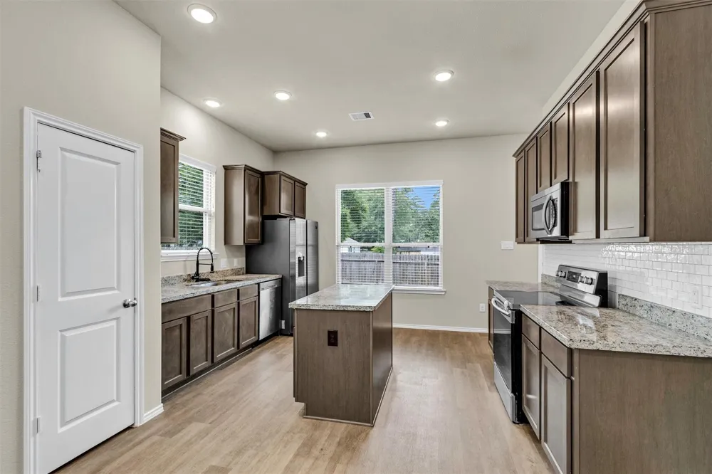 910 Cherokee Drive Montgomery, TX 77316