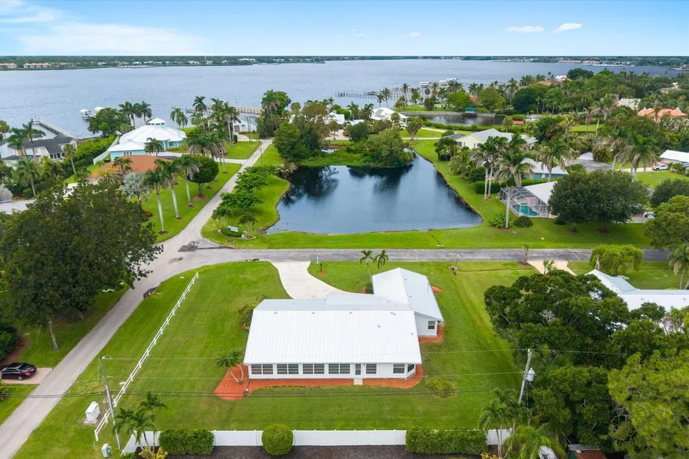 2375 NW Cove View Stuart, FL 34994