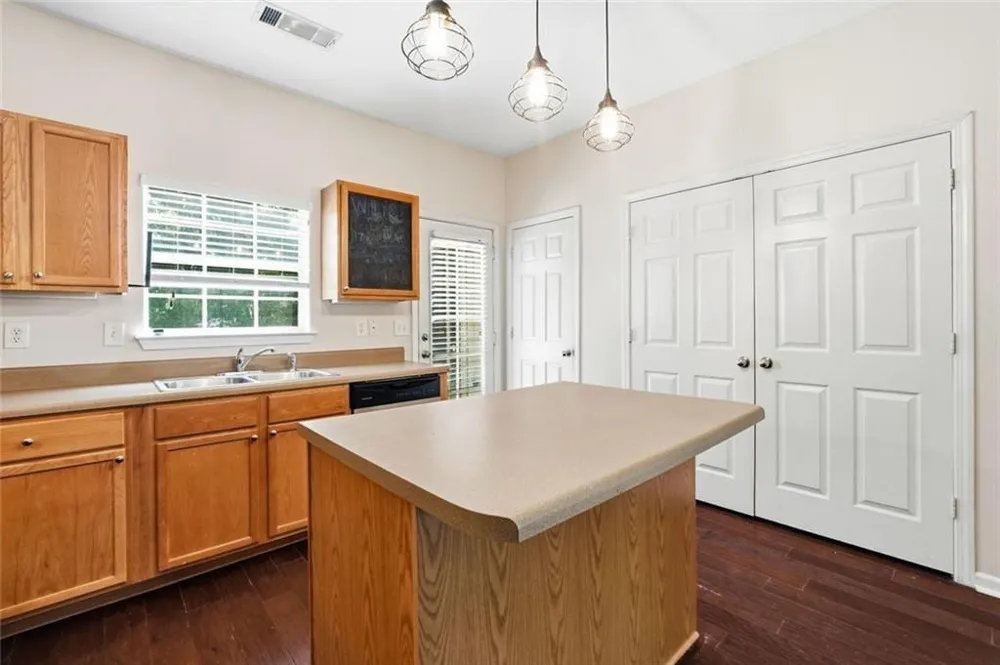2086 Del Lago Circle Kennesaw, GA 30152