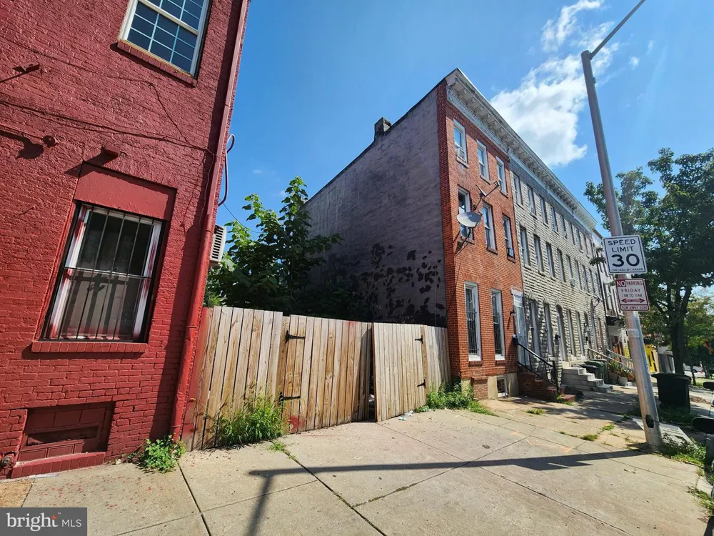 910 DUKELAND STREET Baltimore, MD 21216
